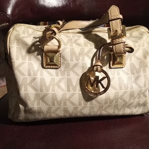 Women Michael Kors handbag